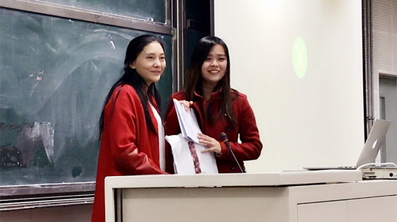2北科工业设计系系主任覃京燕向刘子琦赠送礼物.png