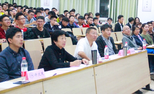 评委老师认真倾听答辩_副本.jpg